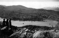 Bilde tatt fra Gangsåstoppen mot Seljestad. To kvinner og en