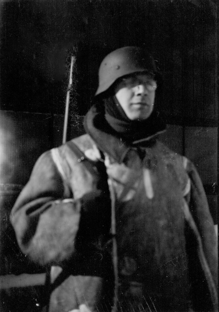 Tysk soldat i saueskinnspels, på vakt med Mauseren hengende over skulderen.