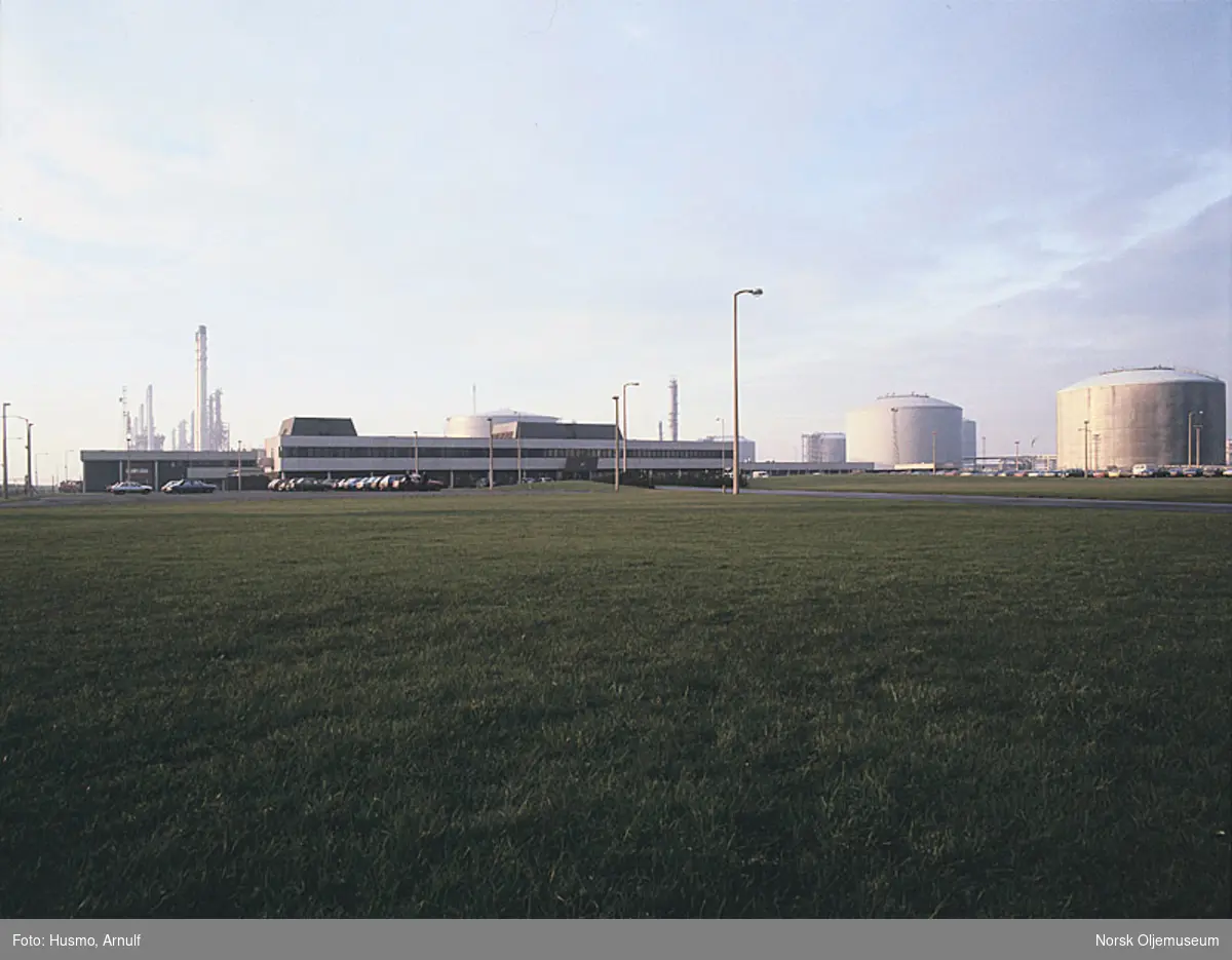 Et administrasjonsbygg og flere lagertanker på North Sea Teesside Terminal.