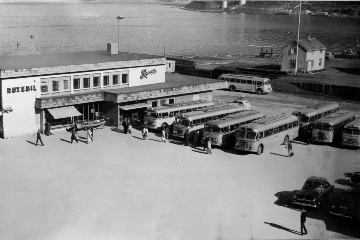 Oppstilte busser på plassen foran rutebilstasjonen i sentrum.