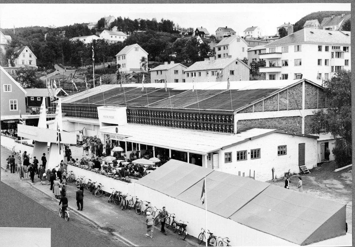 Messehallen sett fra nordøst og ovenfra.