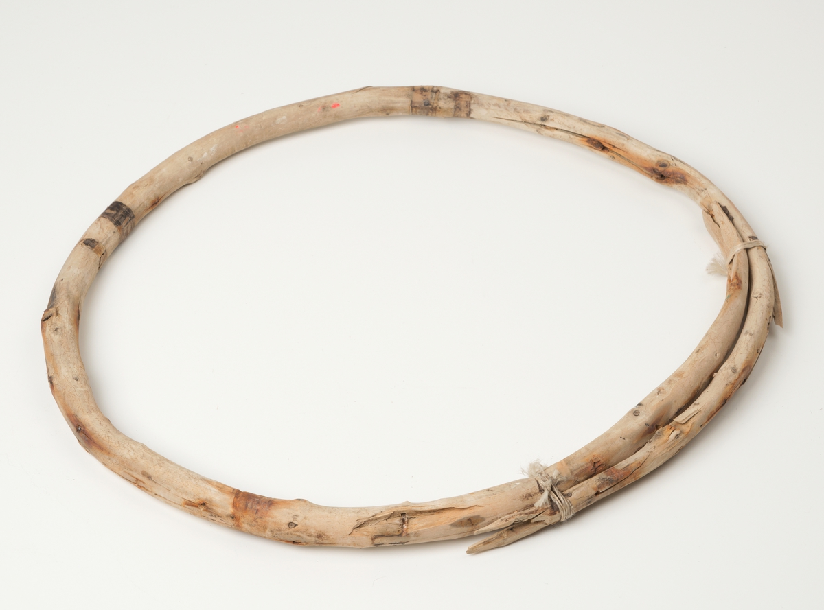 Tre gjorder. Gjord = ring til hummertene. Et barket emne av gran lagt rundt gjordemal slik at ringen blir formet. Endepunktene er ført over hverandre slik at de overlapper. Endepunktene er festet til ringen med en snor. Snora er festet så hardt at det har gnagd spor i treverket.