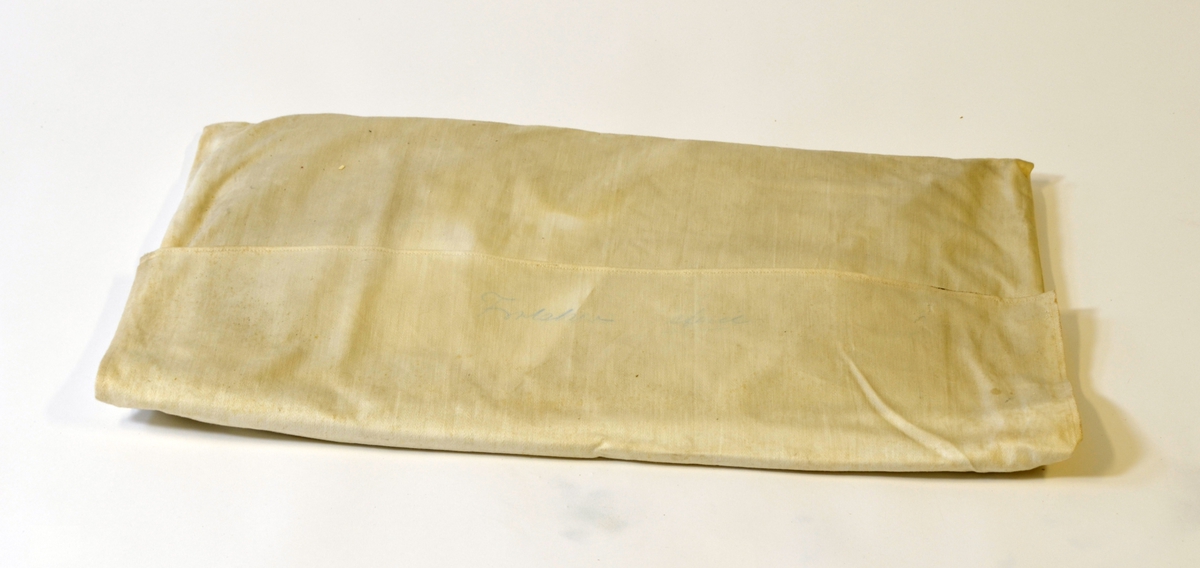 Rektangulær,konvoluttpose  
Brukt til oppbevaring av to legefrakker