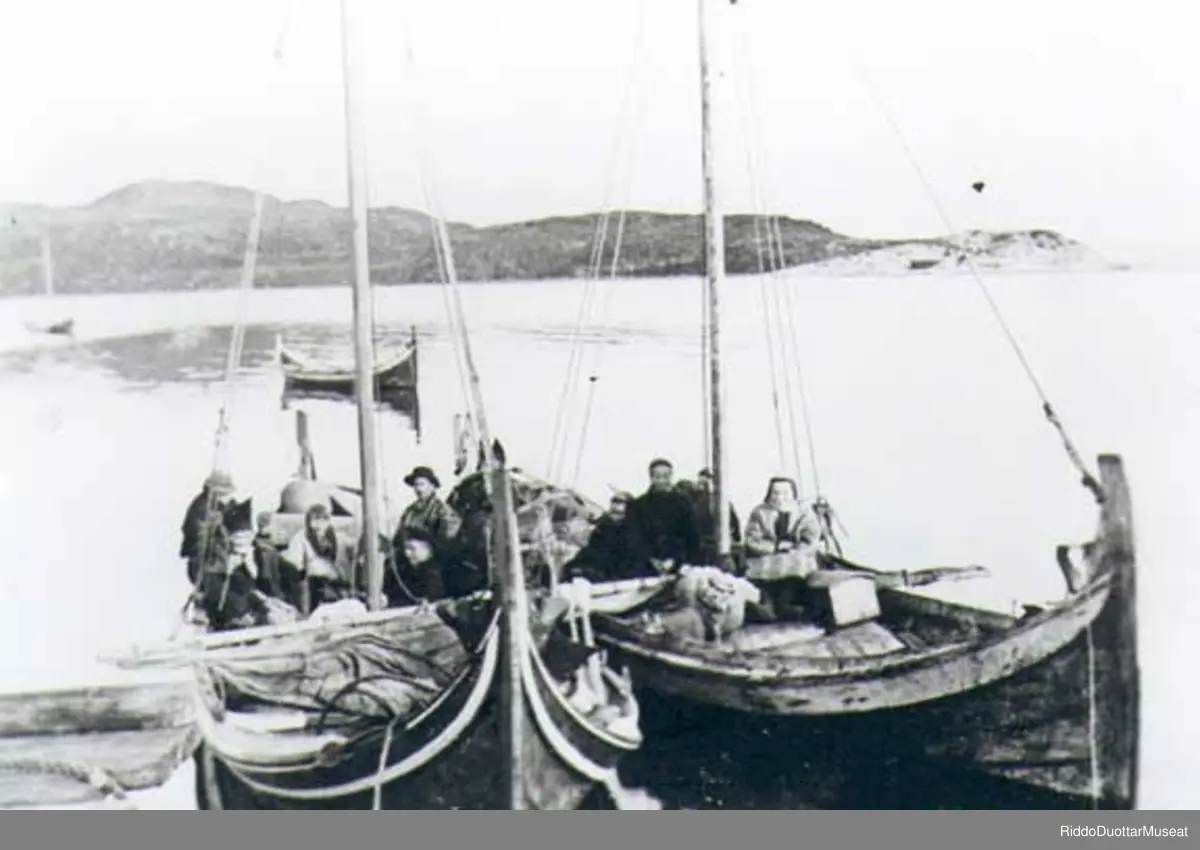 På kirkeferd, Kolvik 1909 elle 1910. Prospektkort sendt 24 VII 1910 ("Vestfinnmark").
Til Hjørdis Bye, Kolvik, sendt antagelig av A.bye, fra Helnes. Han hadde fiskebruk på Helnes. Alt ble sopt på havet senere av sjøen i 1930-årene. Johannes Olsen eide antagelig den ene båten til venstre.
Johannes, Samuel, og Ola var brødre. 
Arthur Bye er med på bildet.
