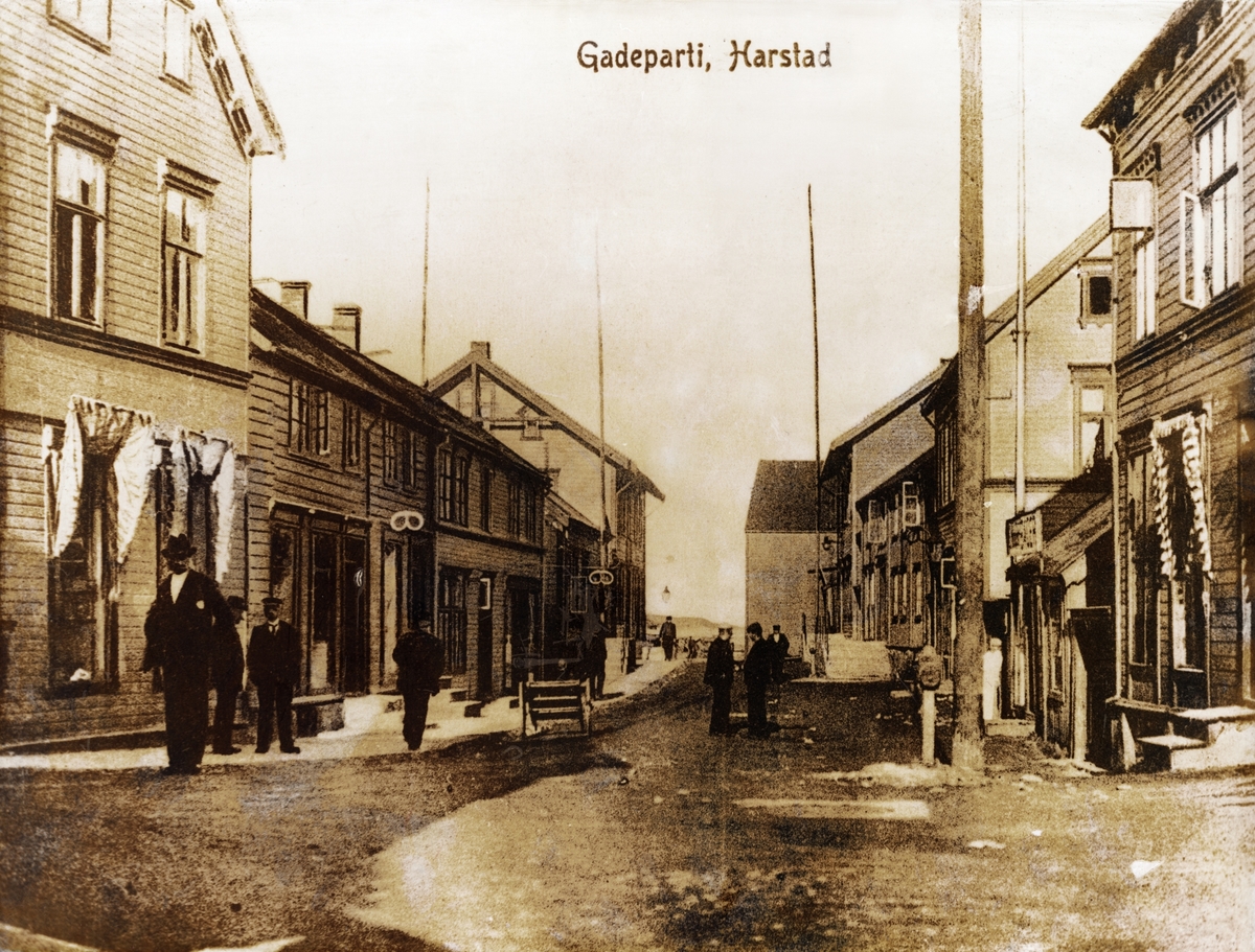 Motiv fra Rikard Kaarbøs gate, fotografert fra Torvet og nedover mot sjøen. Bildet er en forstørrelse fra et postkort.