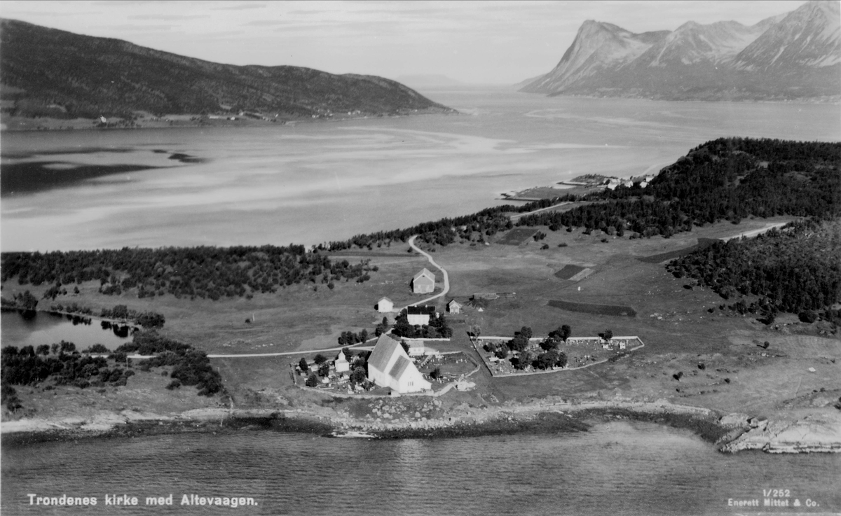 Trondenes kirke og prestegård, fotografert fra lufta en gang på 1930-tallet. I bakgrunnen Altevågen, Stornes og Grytøya. Bildet er trykket som postkort.