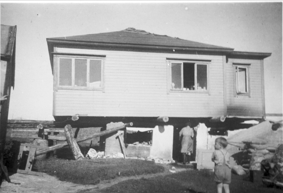 Birger Rasmussens hus på indre Elgsnes under flyttesjauen.