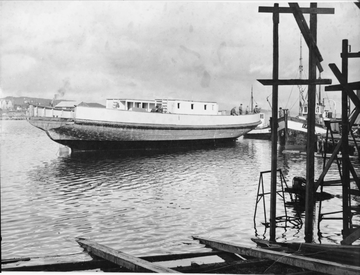 "Tjelsundferjen 3" fotografert ved slippen hos Danielsens båtbyggeri, trolig under byggingen i 1953 eller 1954.