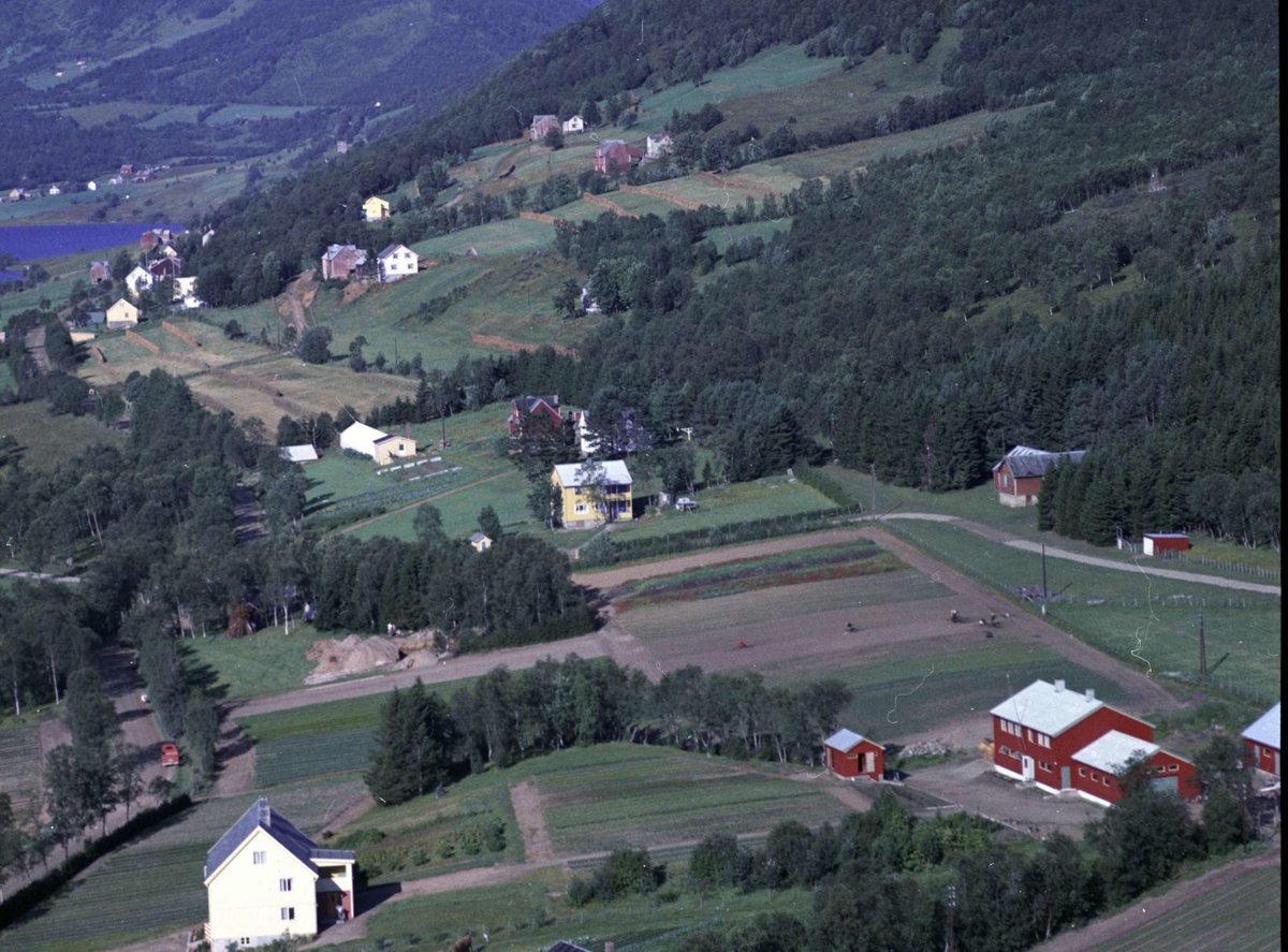 Flyfoto av Møkkeland, med Kaltdalen i bakgrunnen.