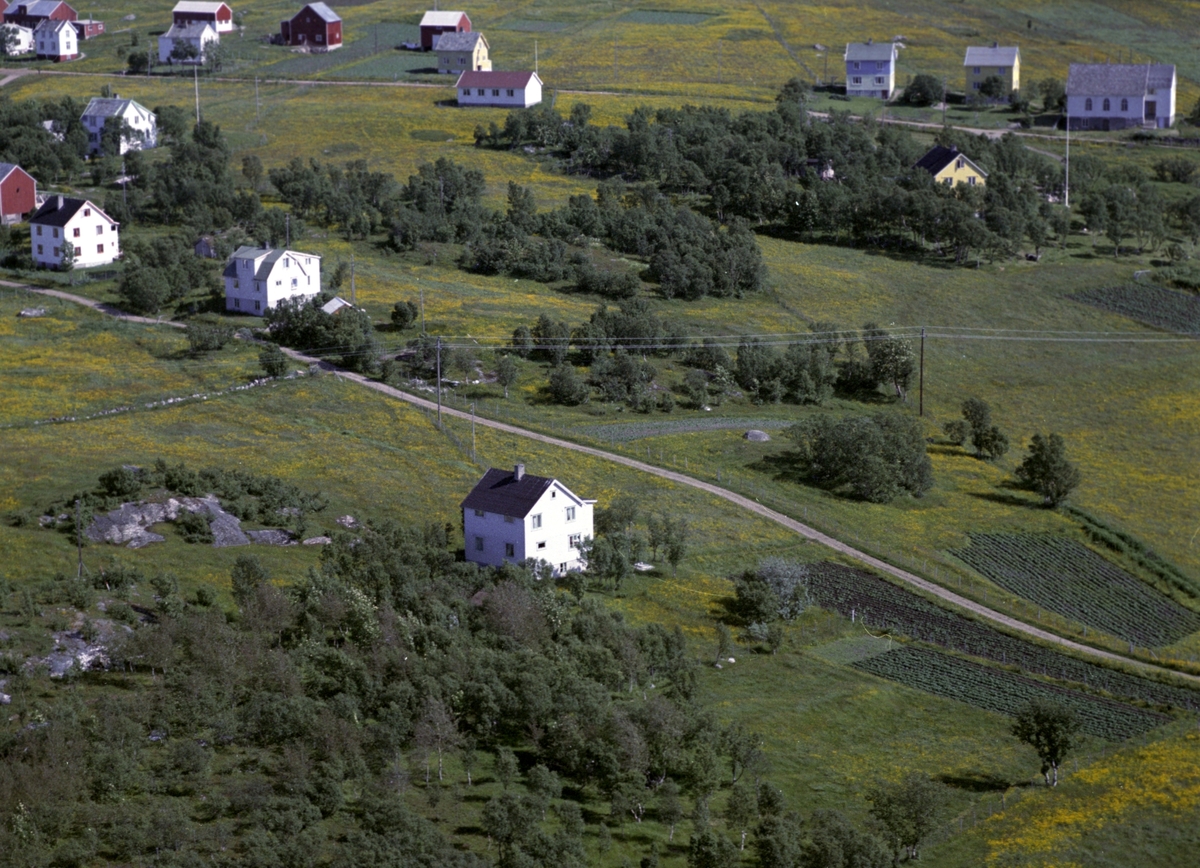 Flyfoto fra Grøtavær. Bedehus og kirke i øverkant av bildet.