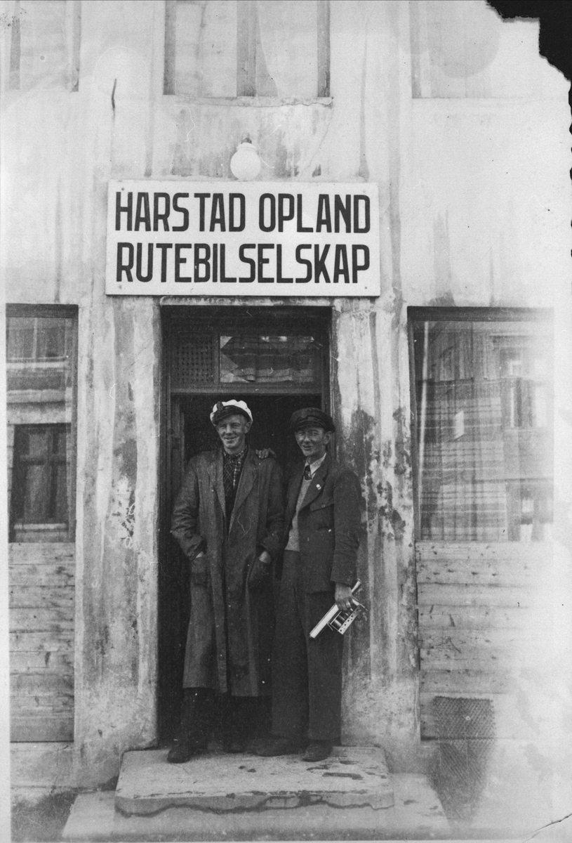 Harald Johansen og Arvid Vigstad, utenfor HORBs verksted på Hamnneset.