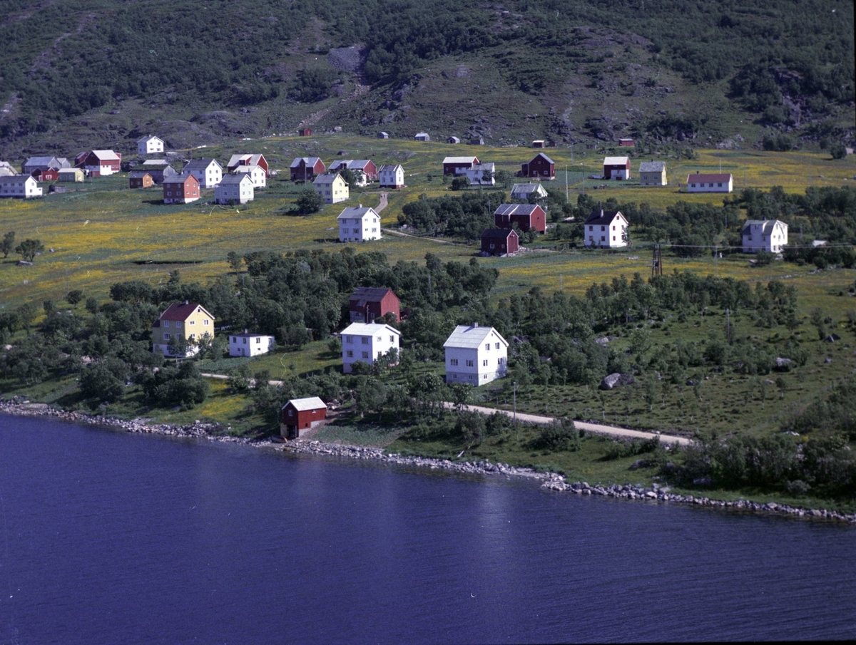 Flyfoto av Grøtavær. Sommerfjøser i bakgrunnen.