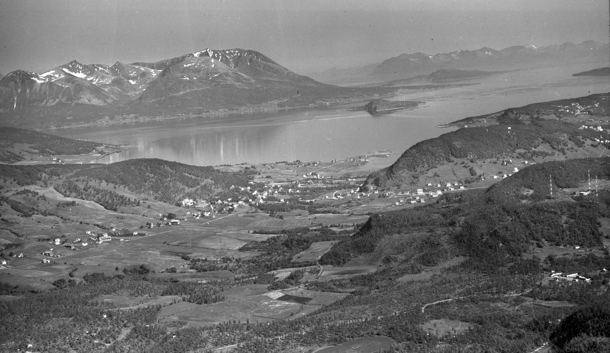 Flyfoto av Folkeparken og Blåbærhaugen, med Kilhus, Bergsodden og Sama i bakgrunnen.