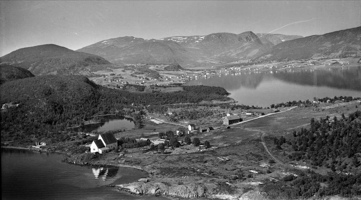 Flyfoto av området rundt Trondenes Kirke, med Ervika i bakgrunnen.