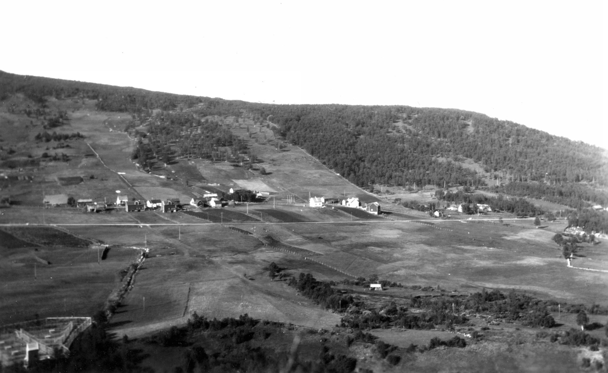 Landskapsbilde av Tofta. Revefarm i forgrunnen til venstre, helt til høyre er Tofta gravlund.