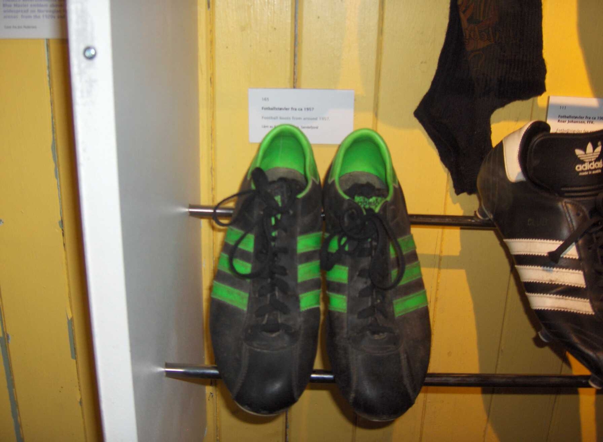 Sort lær med grønne striper.