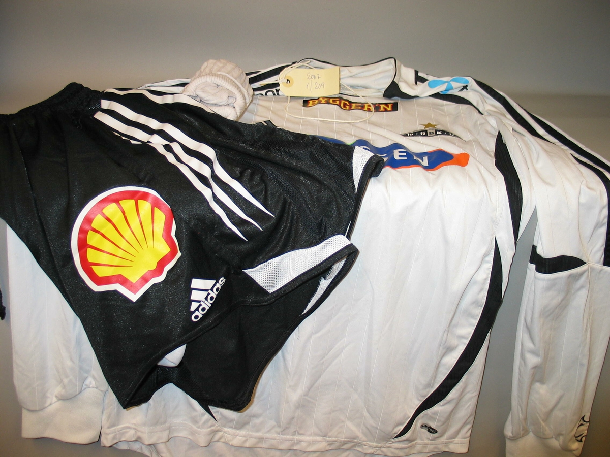 Trøye nr 19, shorts nr 20, ett par strømper. Strømpene er hvite med Shell-logo. 