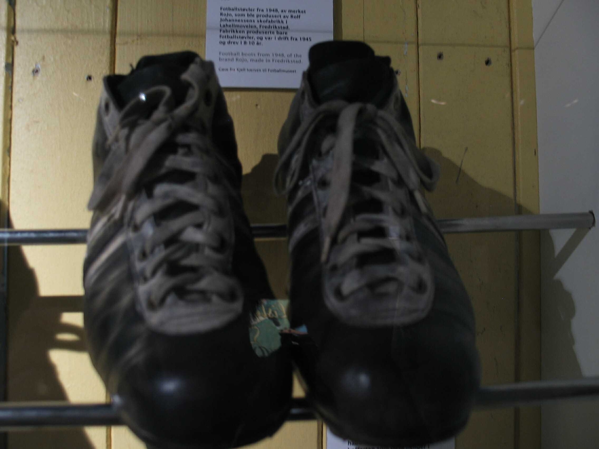 Sorte med tre hvite striper. Spikerknotter.