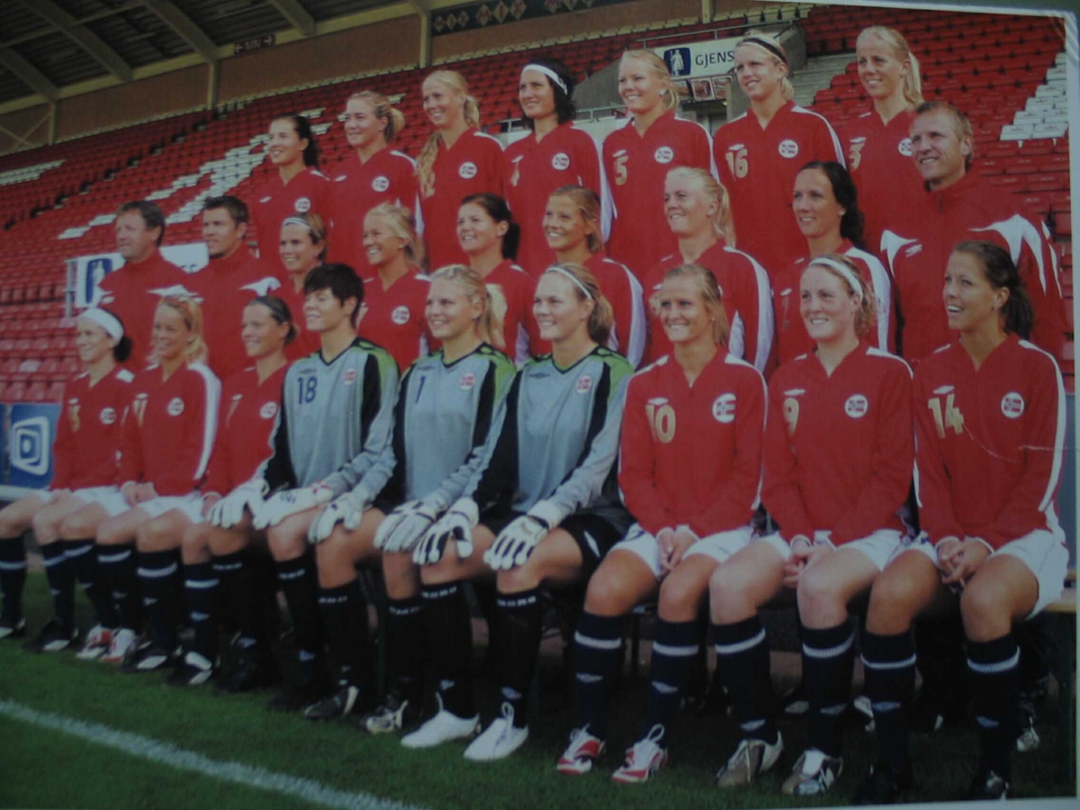 Foto av kvinnelandslaget i fotball tatt på Fredrikstad Stadion.