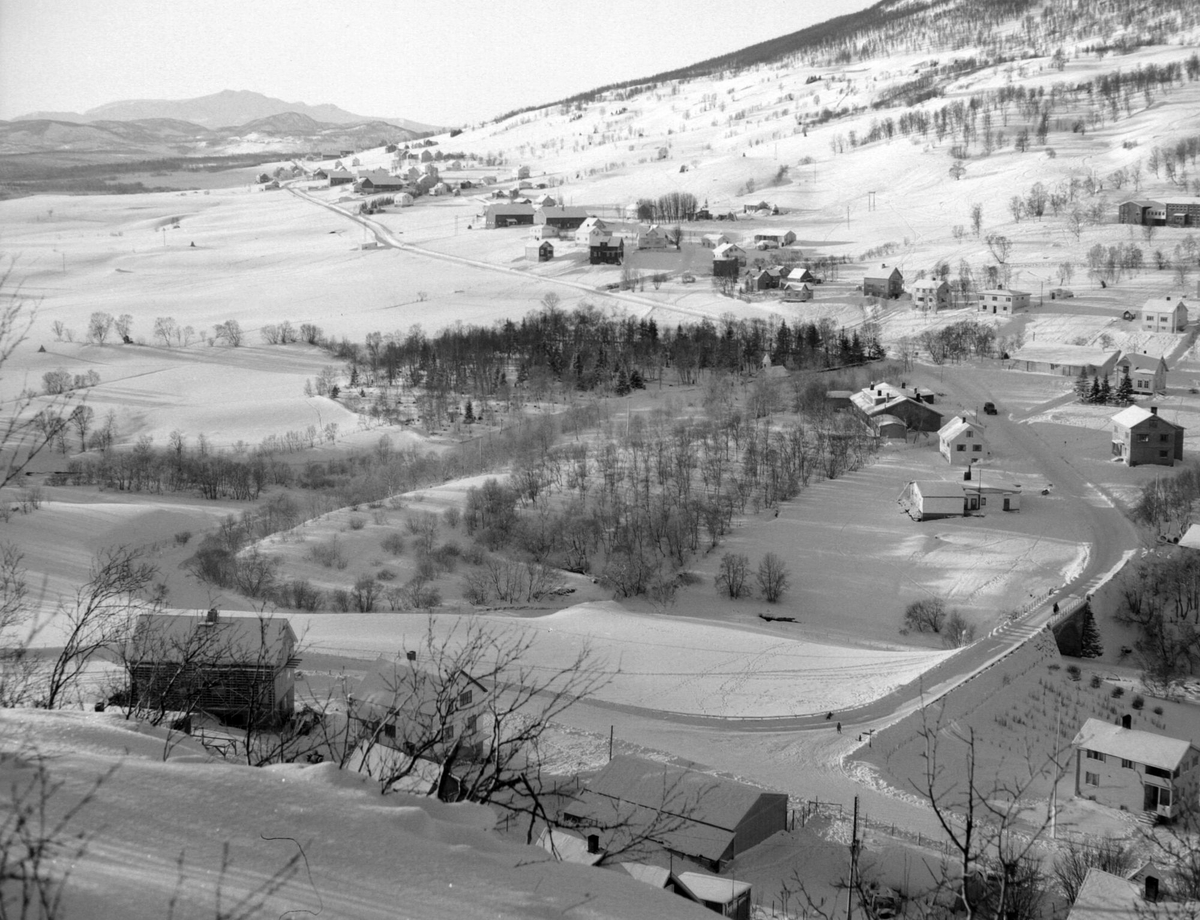 Kilhus, Tofta og Bergseng. Bergsbrua og bebyggelse på Sama i forgrunnen.
