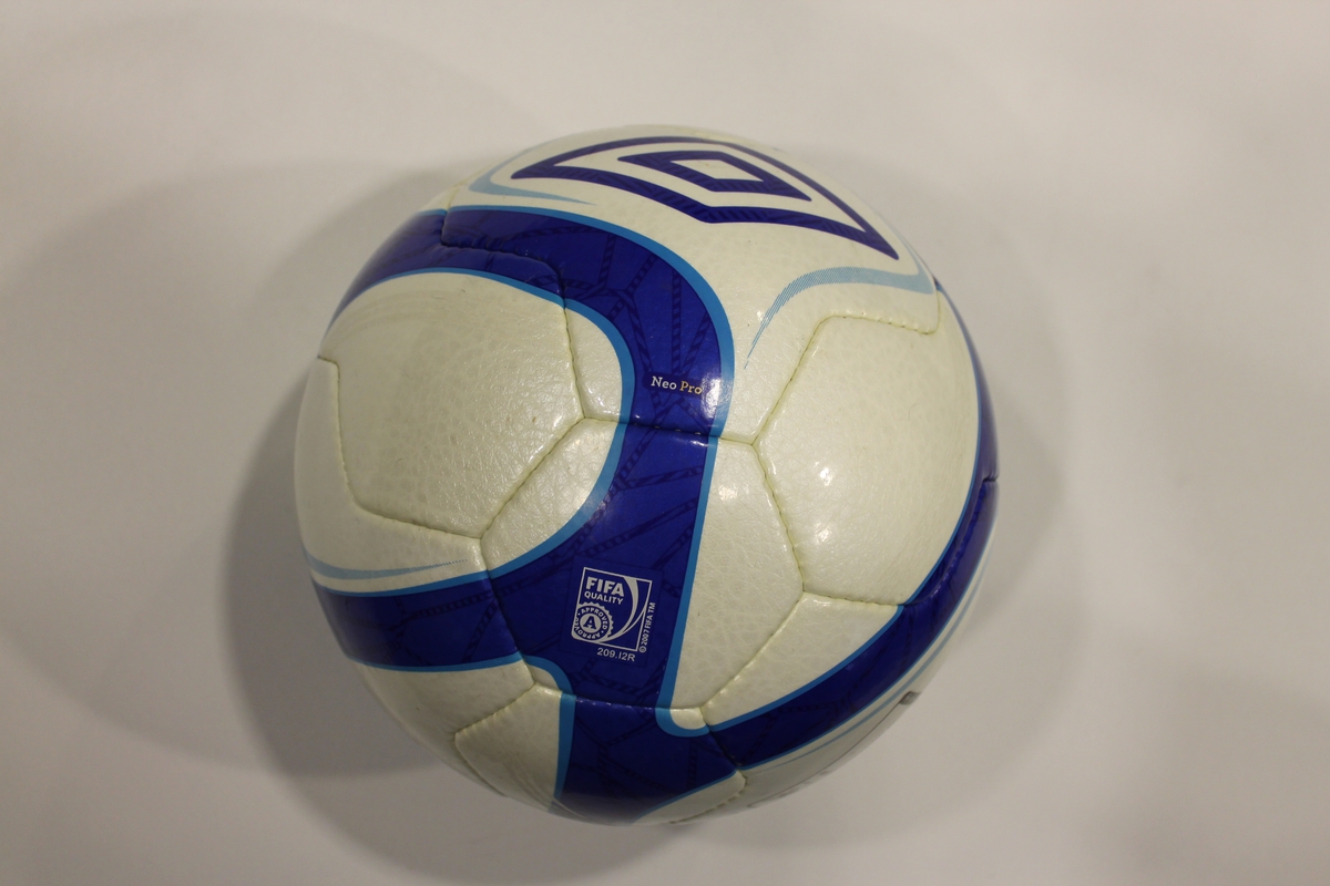 Umbro neopro fotball. FIFA quality approved. Samme modell som ble benyttet under cupfinalen for herre 6. novemver 2011 på Ullevaal Stadion mellom Aalesunds Fk og SK Brann