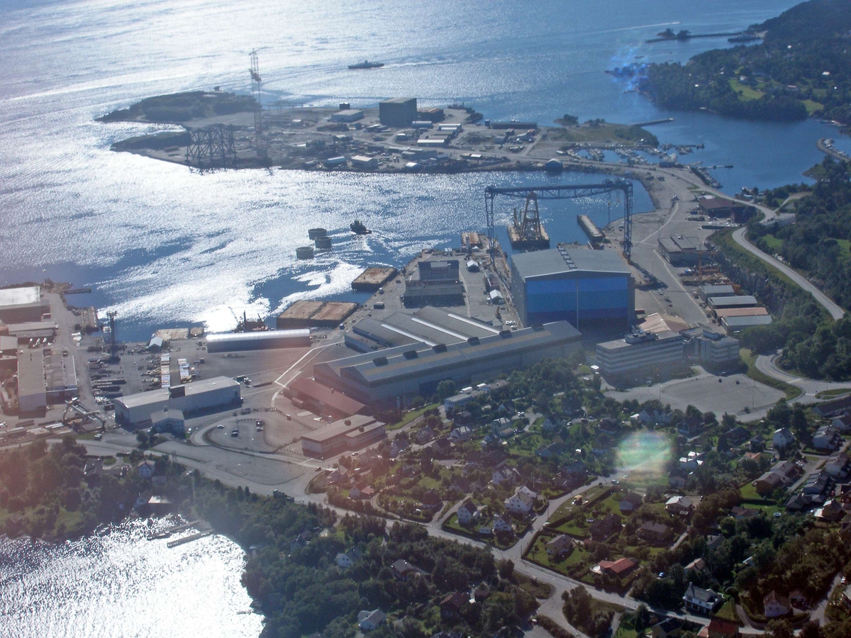 Flyfoto fra  Aker Yard Stord.  Ettersom installasjonene på Frigg rives, fraktes de hit for videre sortering, eventuell gjenbruk og opphogging.