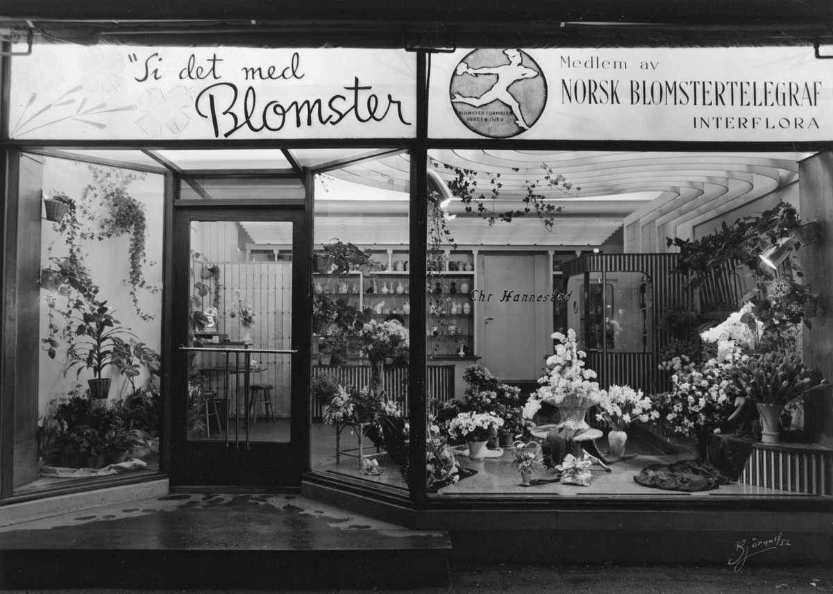 Eksteriør Chr. Hannestad sin blomsterforretning i Nygårdsgaten 46. Interiør tegnet av Bjørn Ianke.