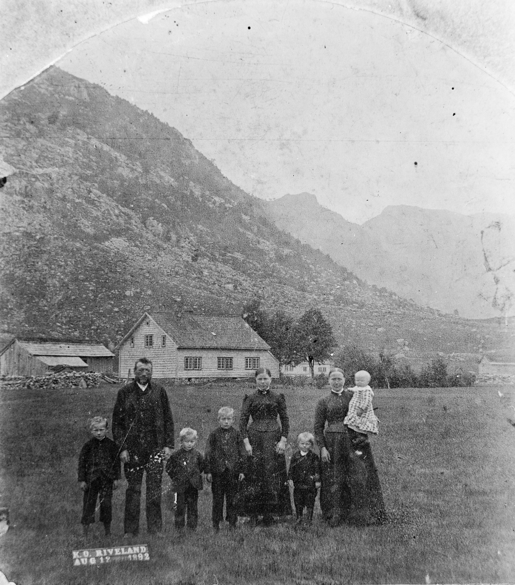 gardshus menneske fjell skog foreldre barn familie