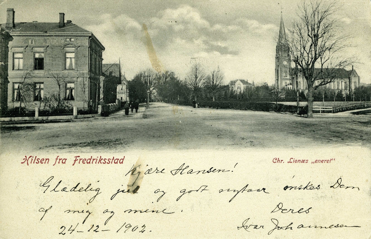 Fredrikstad, Vestsiden, Cicignon, Phønixplassen, Nygaardsgaten 1 (Paygården) (tv). (Turngaten 8 tv ved siden av Pay-gården). Vestsiden kirke (Vestre Fredrikstad kirke, Fredrikstad domkirke), Kirkeparken (foran kirken), Turngaten 8 (såvidt synlig bak Nygaardsgaten 1), Lykkeberg (hvit bygning i bakgrunnen).

Postkort: Chr. Lionæs ("enerett").

På kortsets forside er skrevet: "Kjære Hansen! Glædelig jul og godt nytaar ønskes Dem af mig og mine. 24-12-1902. Deres Ivar Johannesen."