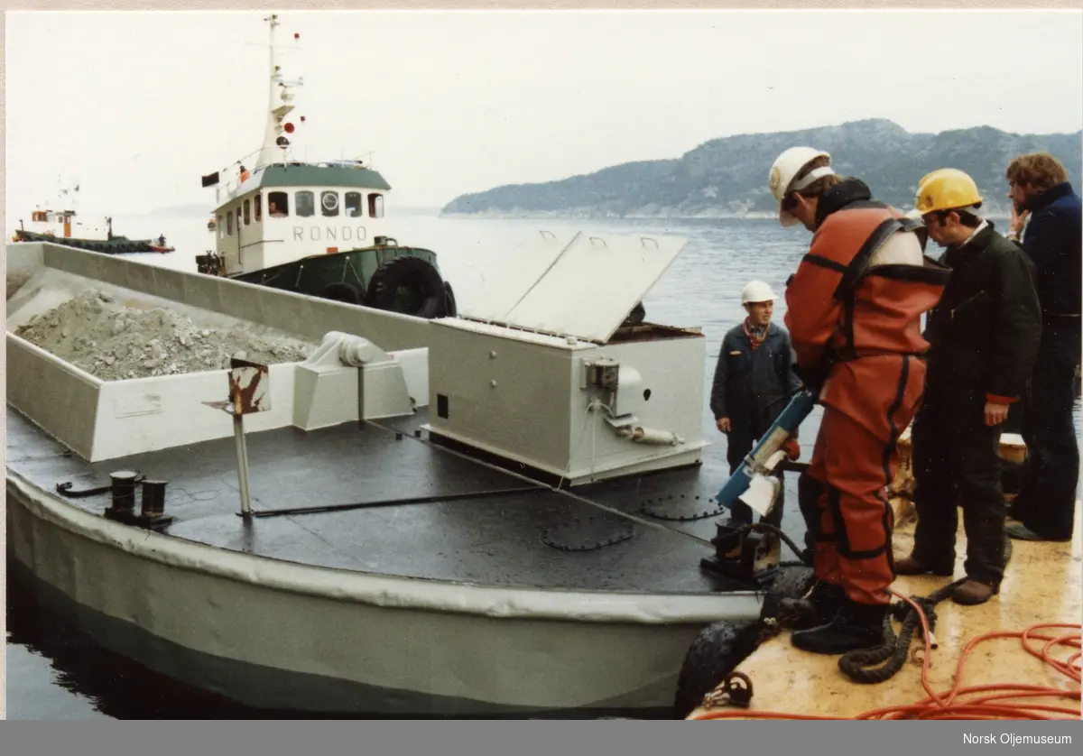 Olivindumping med splittlekter.  Olivin ble brukt som ballast på Condeep-platform i Gandsfjorden.  Dykker Geir Ivar Jørgensen forteller at han ved en anleding fikk en hel slik last over seg nede på skjørtekanten. Det gikk bra - såvidt!