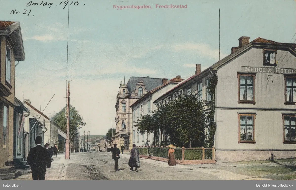 Nygårdsgata, Vestsiden i Fredrikstad. med Schulz Hotel, Nygårdsgata 28.
Hagen mot gata forsvant da fortauet ble anlagt i 1900, altså må fotografiet være fra 1900 eller før. Postkortet kan ha blitt satt i produksjon sinere, ca. 1910. Kolorert postkort. Barneasylet i Nygaardsgata 30.

Nils Schulz f. 1862 i Fredrikshald kjøpte bygningen i 1889. Servering i 1. etasje, og hotellrom i 2. etasje.
Solgt i 1935 til hotelleier Kai Engelbrect. Etter 1945 ble hotellet kjøpt av brødrene Sverre og Einar Skaaberg. Kommunen brukte huset til leliligheter for boligsøkende,  Bygningen revet i 1966.