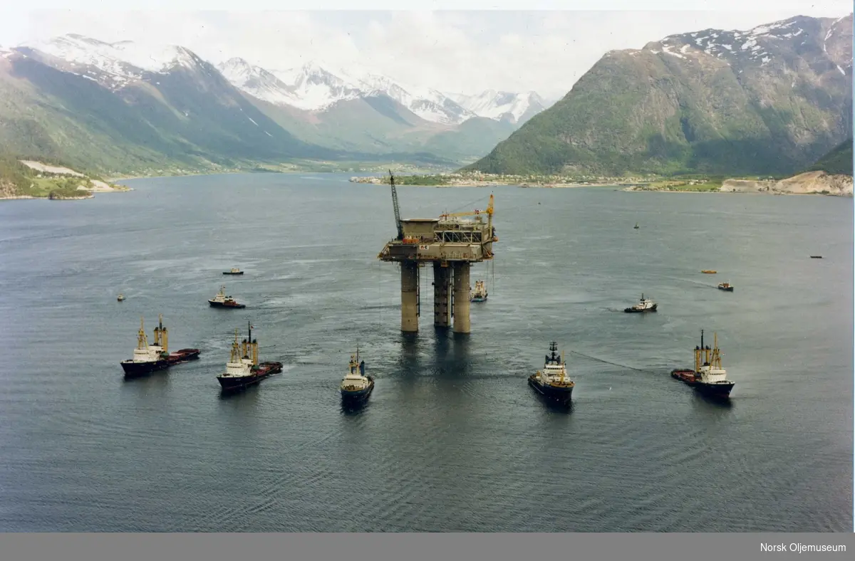 TCP2-plattformen slepes ut fra Åndalsnes og setter kursen mot Friggfeltet.