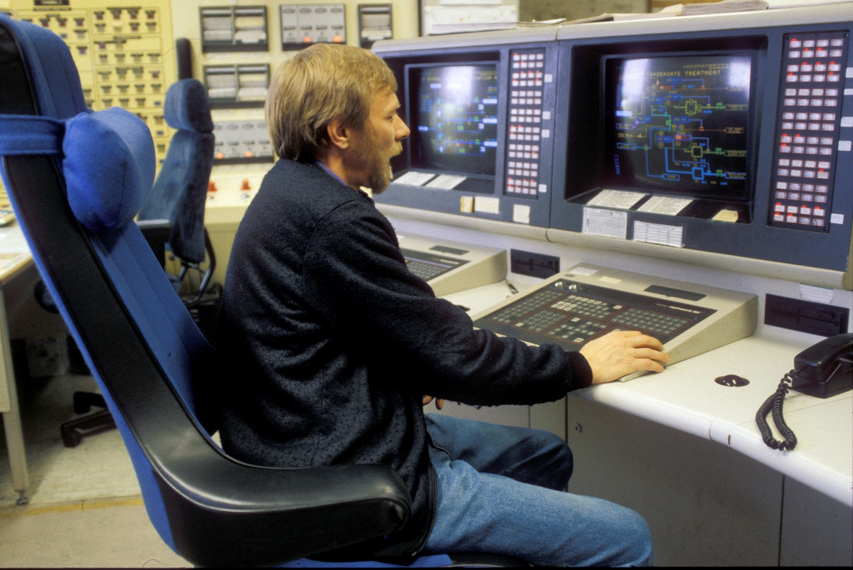 Kontrollromsoperatør Bjarne Johansen i arbeid.  Han begynte i Elf i 1984 og var ansatt der frem til 96-97, da han gikk over i Statoil og  jobbet på Statfjord A.