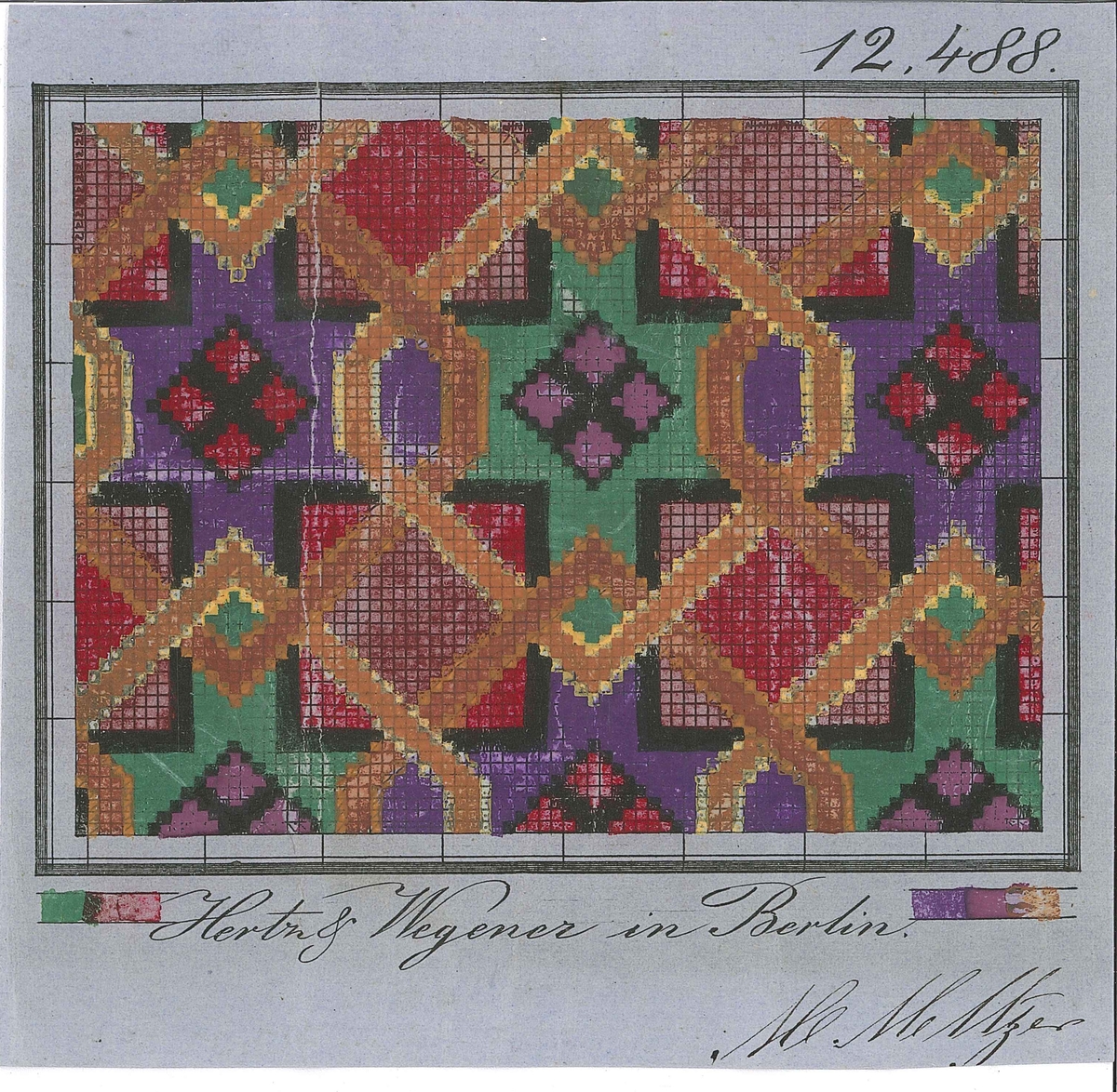 Broderimønster-ark med geometrisk motiv.
Rutemønster teikna opp med svart blekk på blågrå, tynn papp og motiv måla på med akvarellmåling.
Der målinga er gjennomskineleg eller avflassa, kan ein sjå at det er teikna på symbol for fargane med blekk i kvar rute under akvarellmålinga. 
Under motivet er det skrive med handskrift: "Hertz & Wegener in Berlin". Under handskrive: "M.Meltzer"