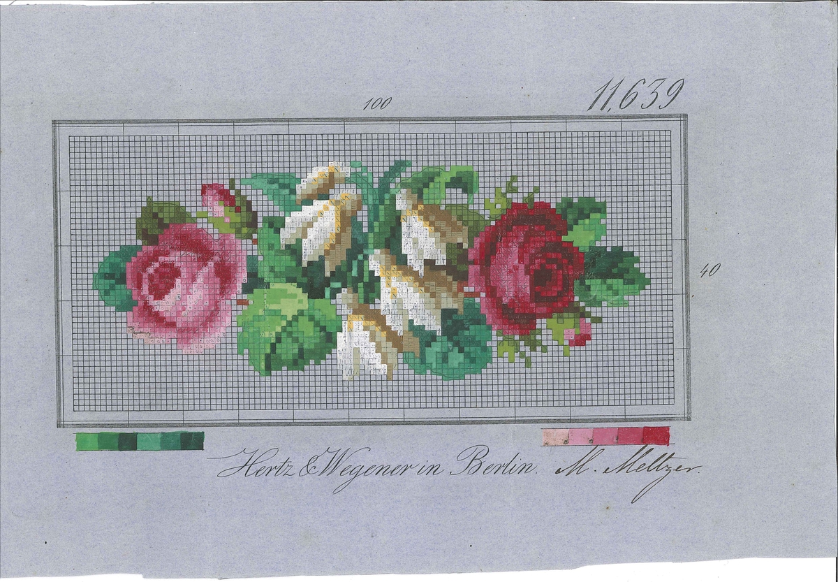 Broderimønster-ark. Motiv er blomar.
Fargefelt nedst.
Rutemønster teikna opp med svart blekk på blågrå, tynn papp og motiv måla på med akvarellmåling.
Der målinga er gjennomskineleg eller avflassa, kan ein sjå at det er teikna på symbol for fargane med blekk i kvar rute under akvarellmålinga.