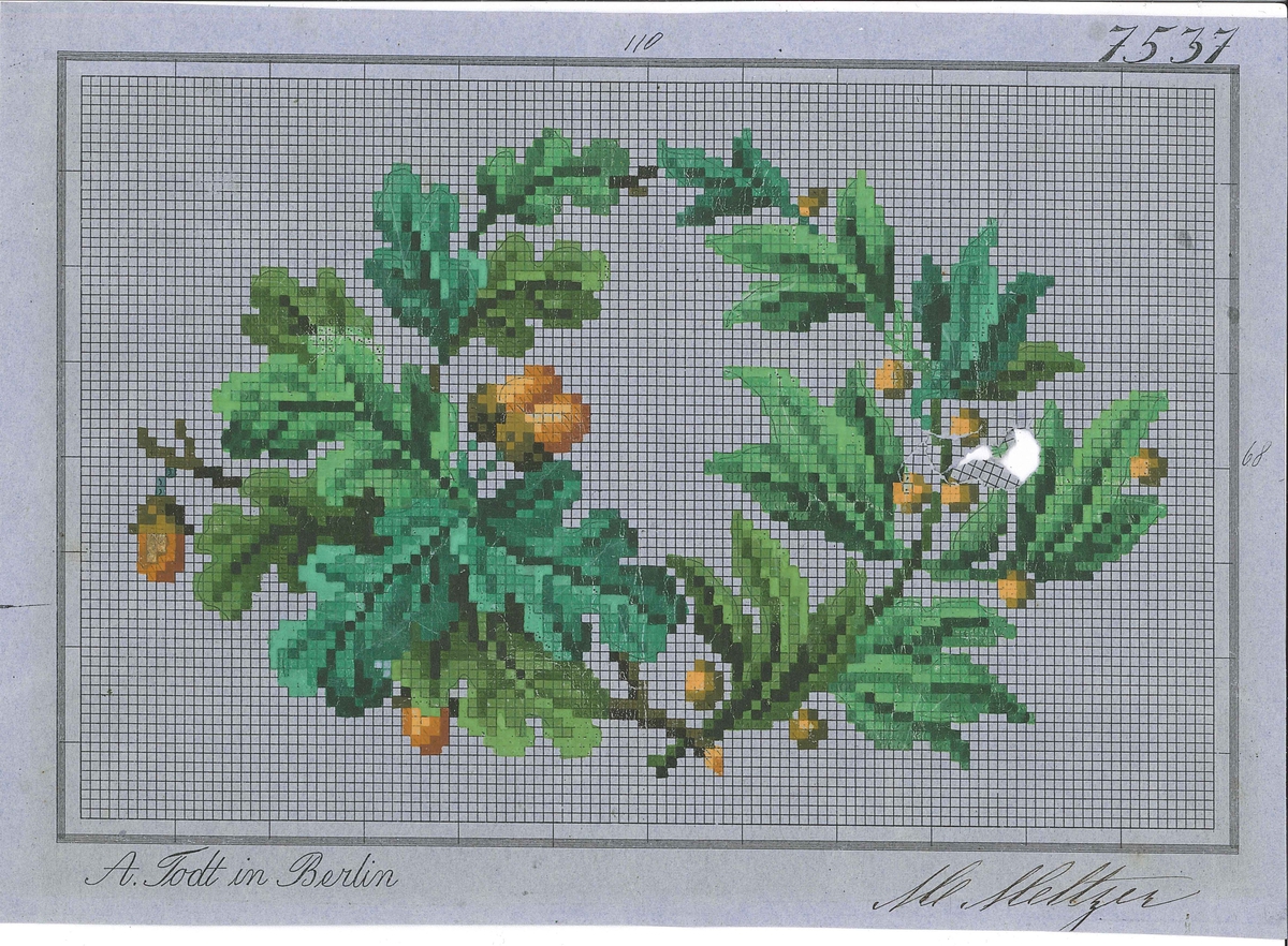 Broderimønster-ark. Motiv er blad med nøtter.
Rutemønster teikna opp med svart blekk på blågrå, tynn papp og motiv måla på med akvarellmåling.
Der målinga er gjennomskineleg eller avflassa, kan ein sjå at det er teikna på symbol for fargane med blekk i kvar rute under akvarellmålinga.