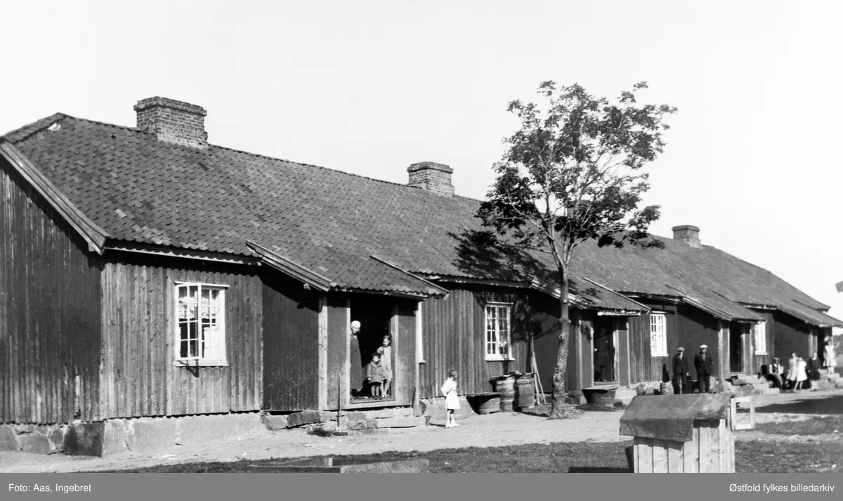 Rosmannsbrakka, arbeiderbrakke på Sundløkka i Borge ved Sarpsborg, fotografert 1928.

I døra til venstre - kvinne til venstre: 
Marie Håkonsen, gift Magnussen (1879-1962), 

Minstejenta i midten av døra: Elvira Magnussen, gift Ekman (1925-2013), bodde siden i Skultuna i Sverige. 

Til høyre i døra: Sigrid  Magnussen, gift Syversen (1917-), Sarpsborg. 

Jente i lys kjole mellom dørene: Else Bjor, født Magnussen (1920-1993), bodde siden i Råde. 

Marie Håkensen Magnussen var gift med Anders Johan Magnussen fra Hauge i Rolvsøy (1875-1941), de bodde på Sundløkka.