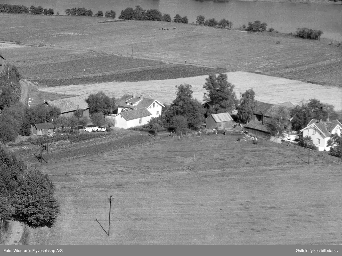 Gården Gretland 103, utsikt mot Utne, Tune, 1956.Bilde to viser utsnitt av gården Gretland (703).