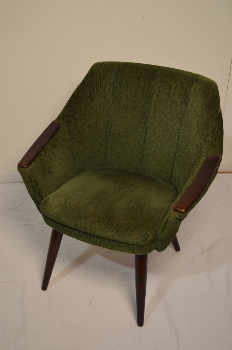 To lenestolar trekt i grønt stoff. Plankar på armlena. Stoffet er slitt og forsøkt reparert med ein tråd i ein mørkare grønfarge enn stolane.