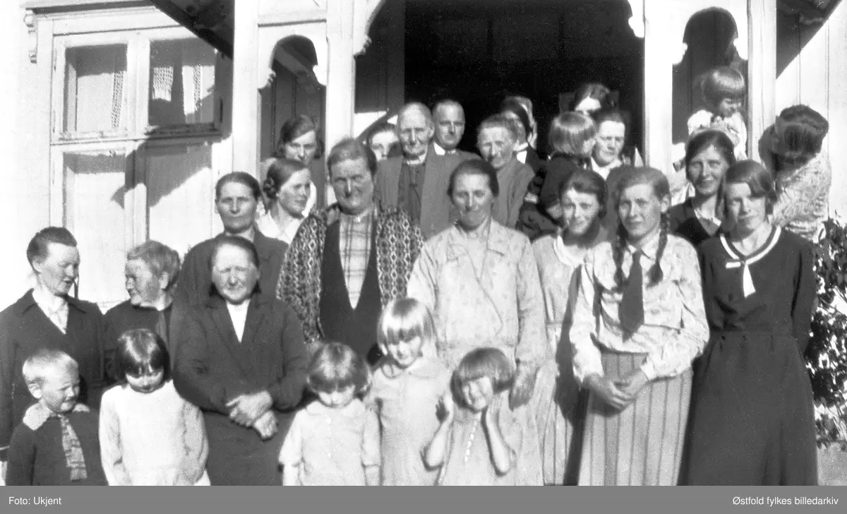 Bø kvinneforening( NMS), bildet tatt 1932 ved Kokkim skole. Presten Birger Sinding er med. Navneliste med plassering  se fotokort.