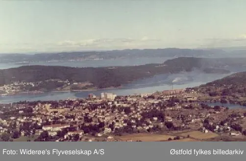 Oversiktsbilde over sentrum i Moss. Flyfoto 1965.