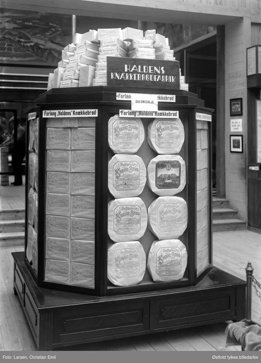 Østfoldutstillingen i Sarpsborg 1930. Haldens Knækkebrødfabrik. 
Slagord: "Forlang Haldens knækkebrød!"
De fikk gullmedalje.