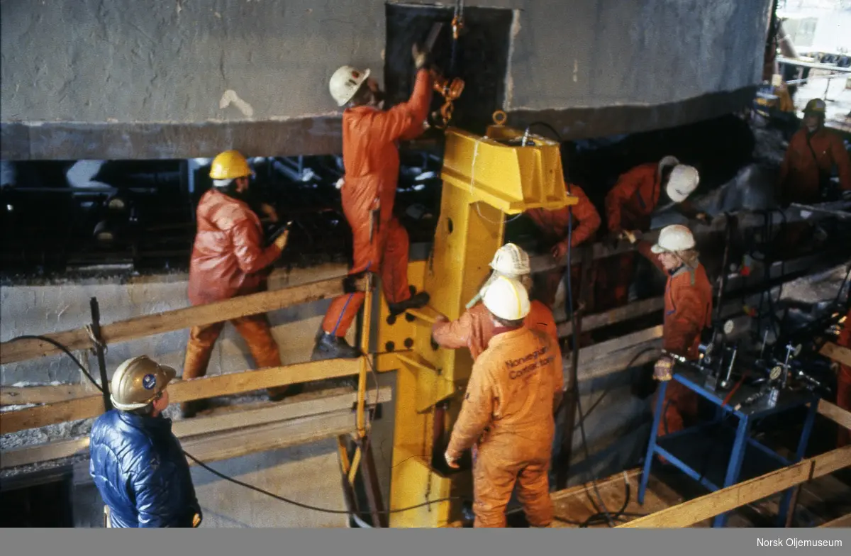 Sammenkobling av Statfjord C i Vats, februar 1984.