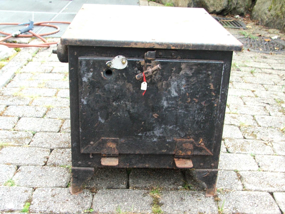 Elektrisk steikjeomn. Dør på eine kortsida med lukkemekanisme øvst. Tjukke veggar. Inni er det to lause steikjeplater. Det er spor til å setje plater på på veggane. Ei plate har kant, den andre ikkje. Øvst på eine langsida er det fire brytarar. Ledning kjem ut på kortsida bak.