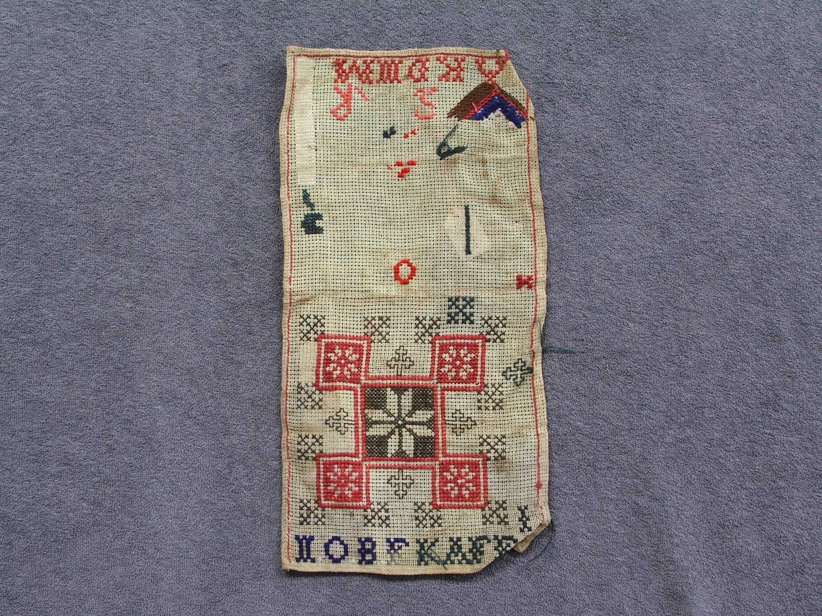 Bokstavar, åttebladsroser.