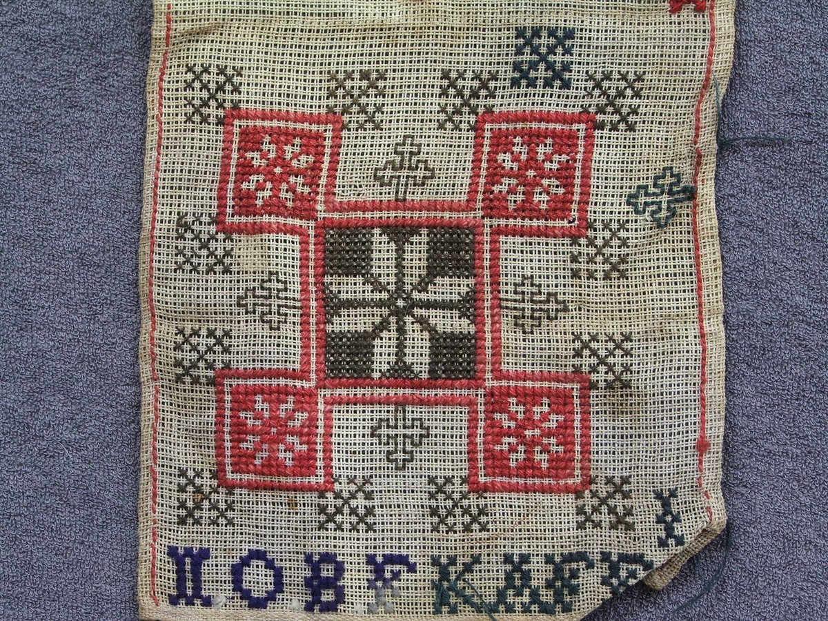 Bokstavar, åttebladsroser.