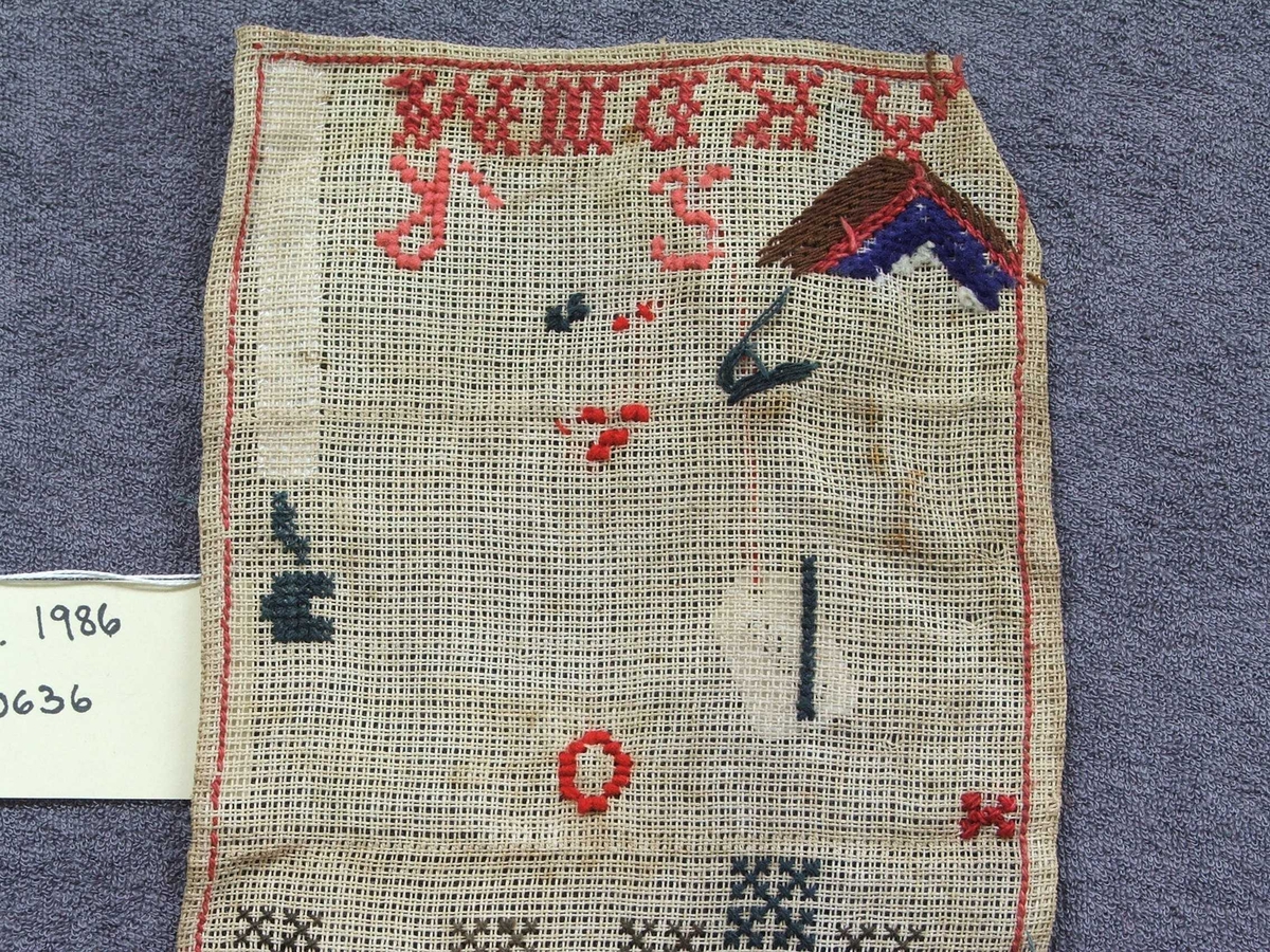 Bokstavar, åttebladsroser.