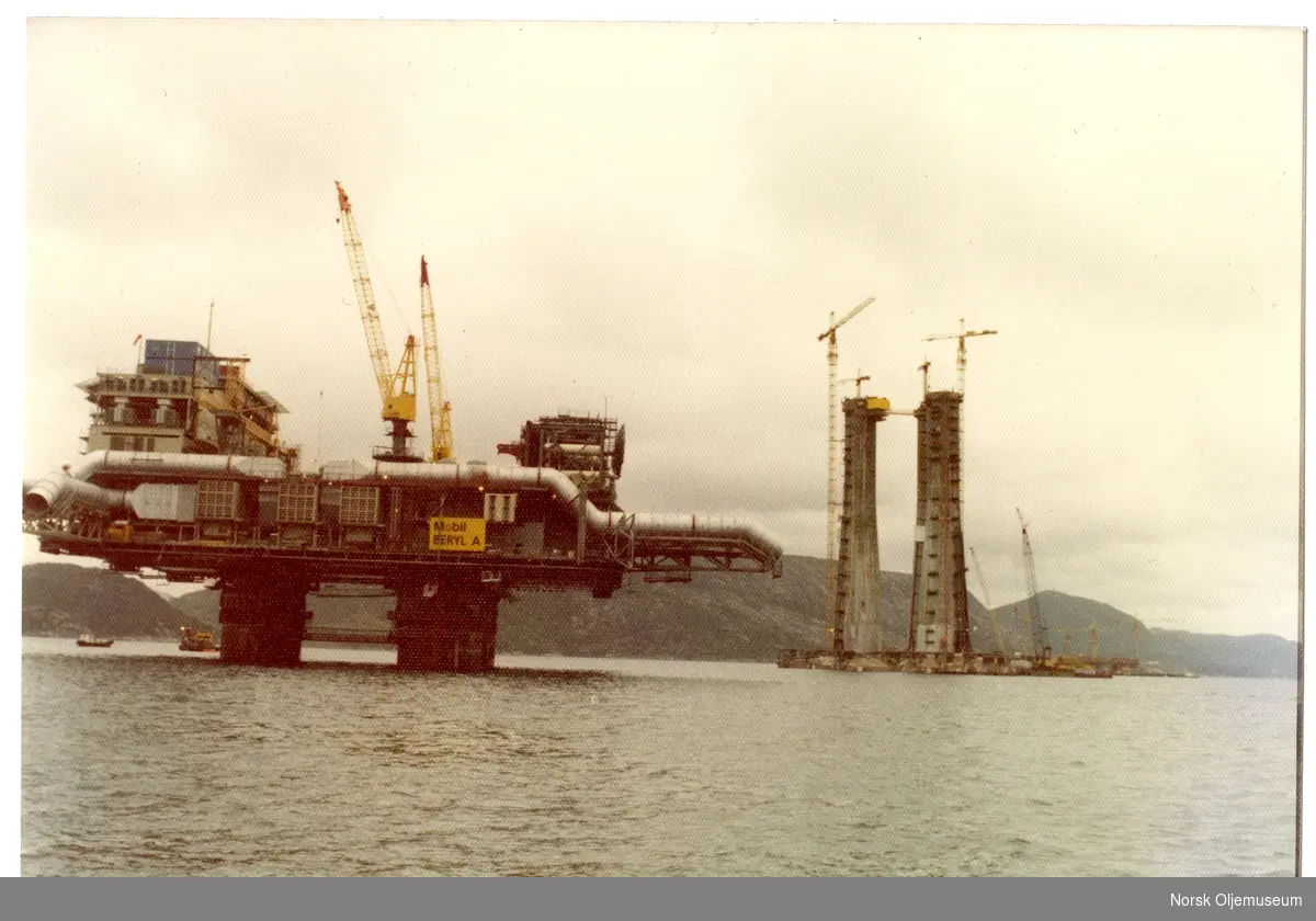 Beryl A i forgrunnen og betongunderstellet til Statfjord A i bakgrunnen. Beryl A ble slept ut og installert på feltet i juli 1975.