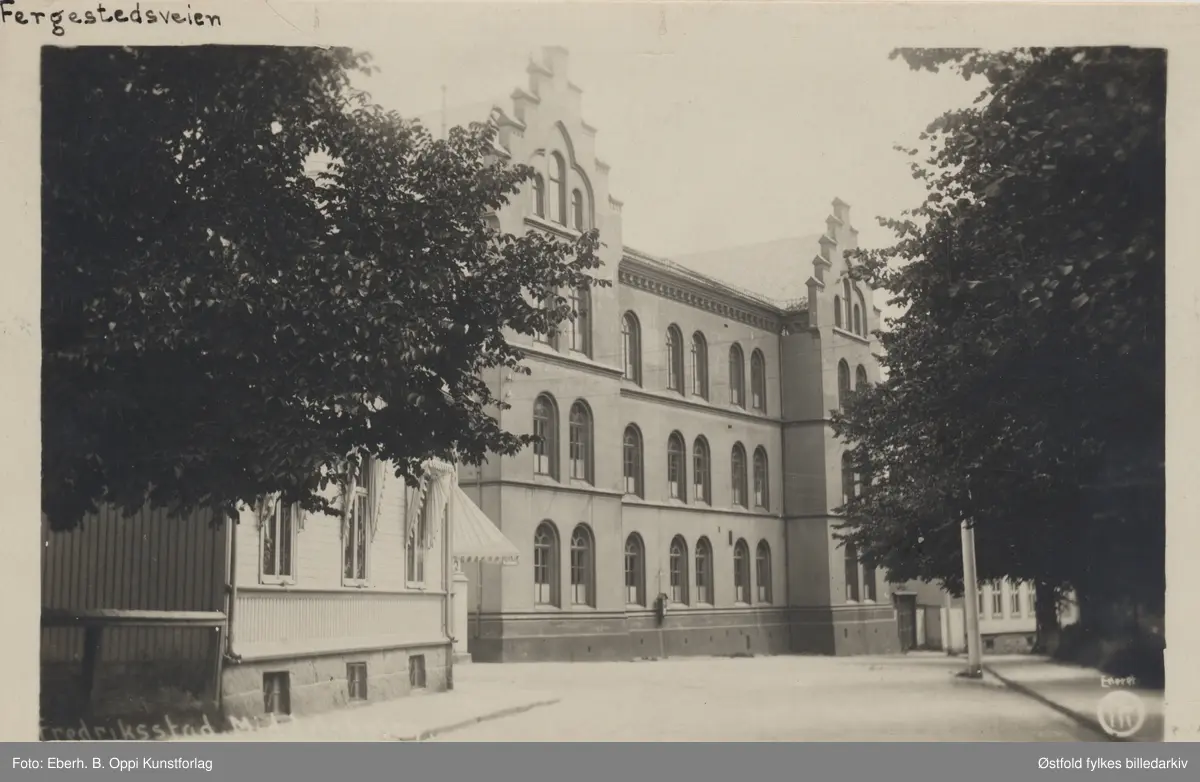 Fredrikstad Høiere Almenskole / Middelskolen, Fredrikstad. Den ble tatt i bruk 18. november 1867  (Kilde: Dr. Aug. Western:  Fredrikstad Høiere Almenskole gjennem 300 aar., side 79, utgitt 1915)
Tegnet av arkitekt HenrikThrap-Meyer, påbygd i 1900 og fikk da sitt nåværende utseende. Ble på grunn av sin gule farge spøkefullt betegnet "Den gule anstalt".
I dag Cicignon ungdomsskole. LITT: Fredrikstad Byleksikon s.82.