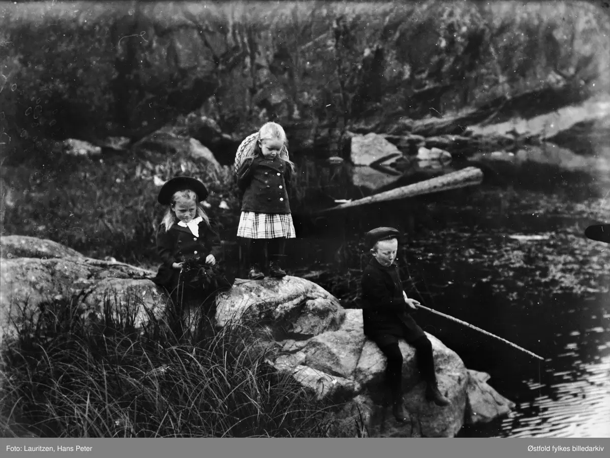Søskenflokk på fisketur i Moss ca. 1912-15. Fra venstre: Ingertha Lauritzen F.1905, Solveig Elvira Lauritzen F. 1906, Robert William Lauritzen F.1902.